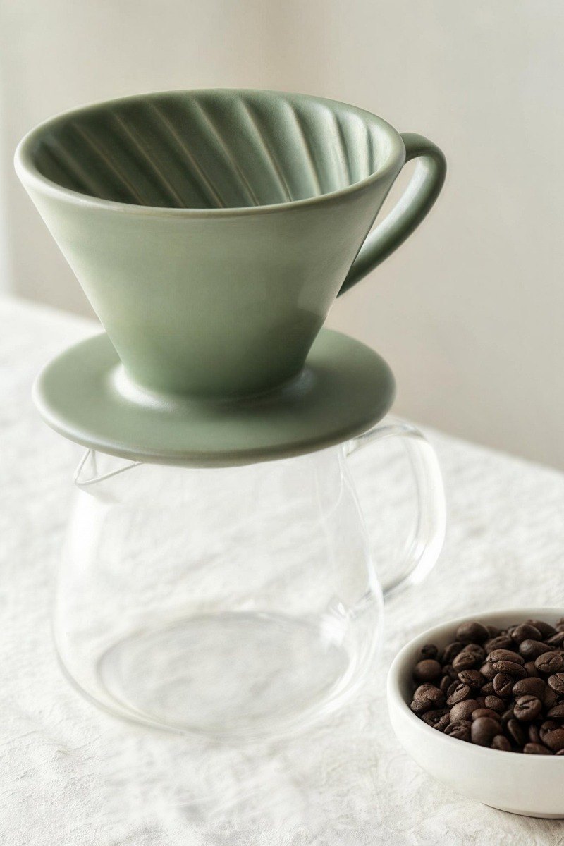 Zielony ceramiczny dripper na szklanym dzbanku.